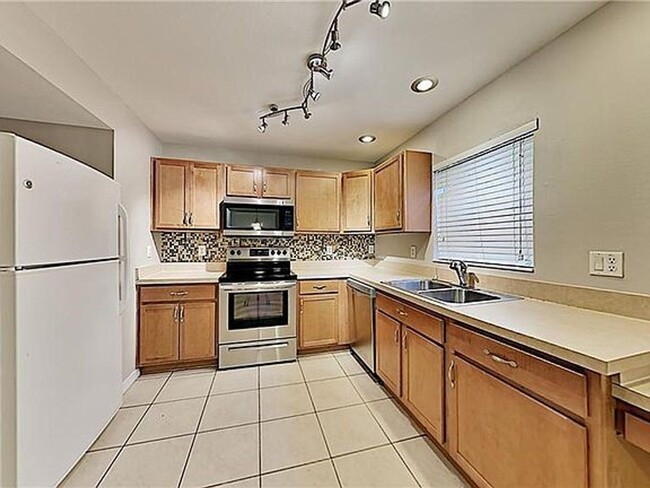 Building Photo - Gorgeous, Three Bedroom, Two Bath Town Hou...
