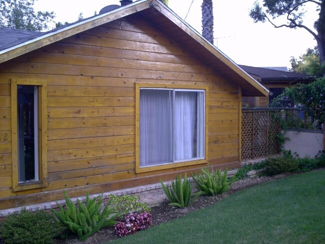 Frente - 23162 Smith Rd