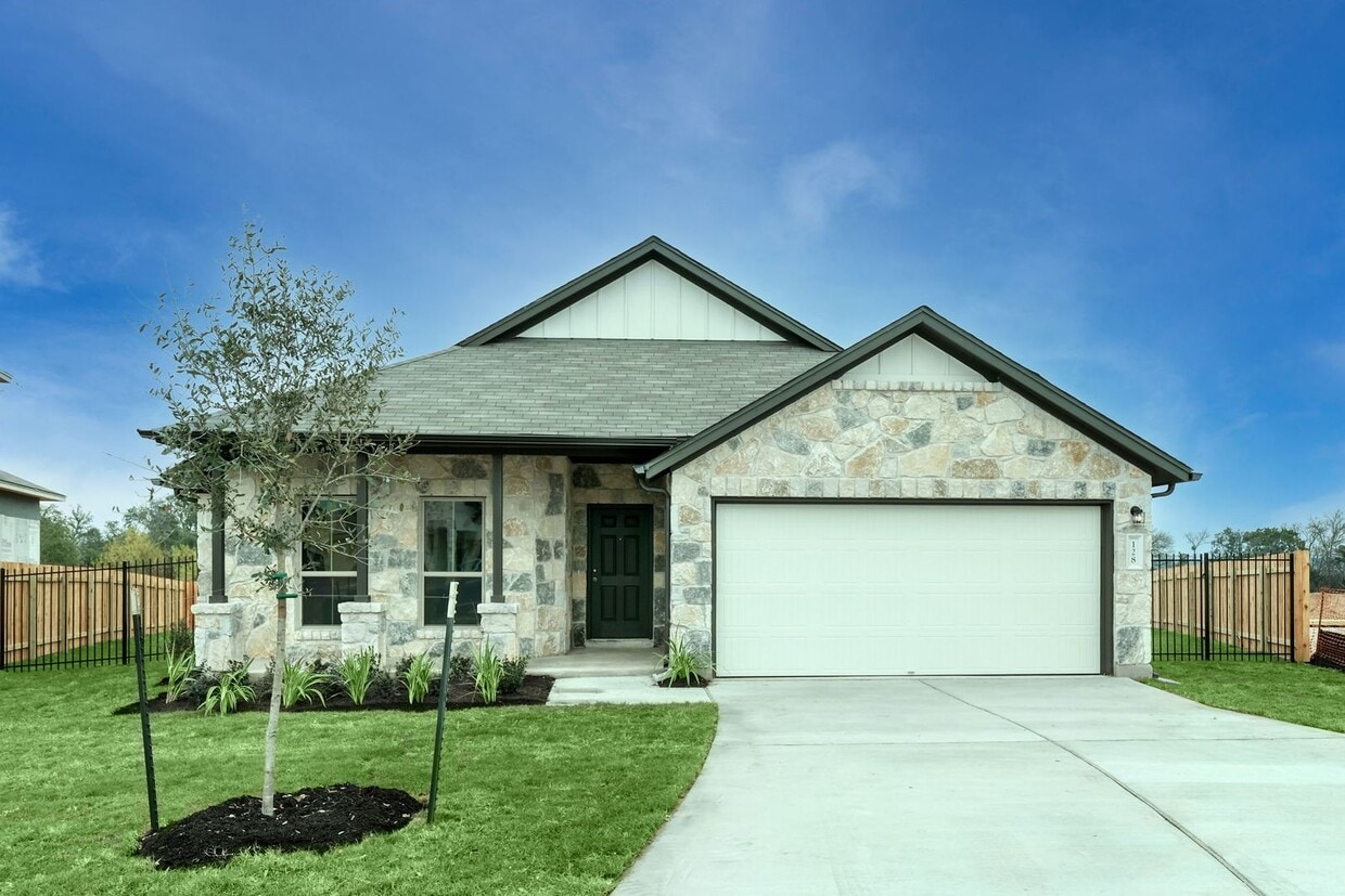 Foto principal - Lovely 3 Bedroom, 2 Bath Home in Quiet Lea...