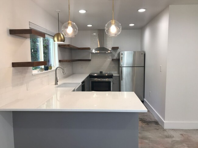 Building Photo - 423 W Woodlawn Ave