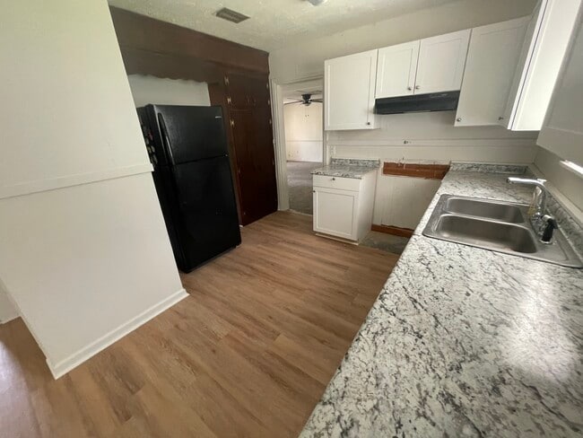 Foto del edificio - 1405 Dianne Dr