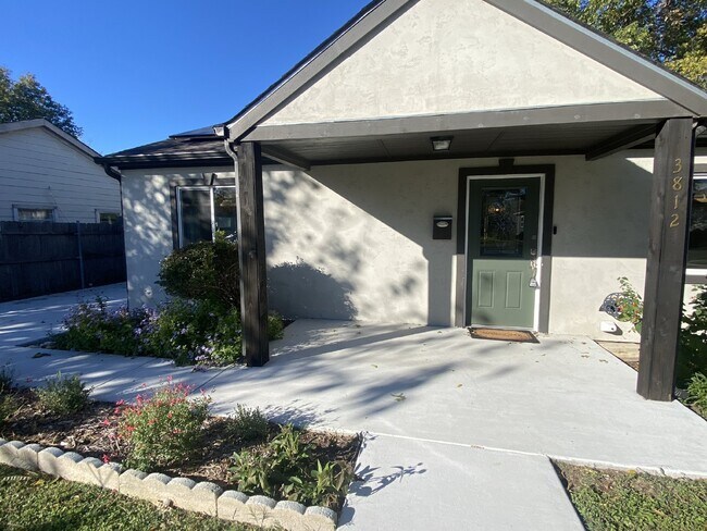 Building Photo - Adorable and move-in ready newly renovated...