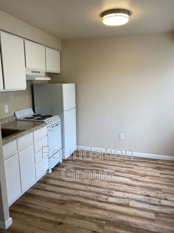 Building Photo - 400 10th Ave