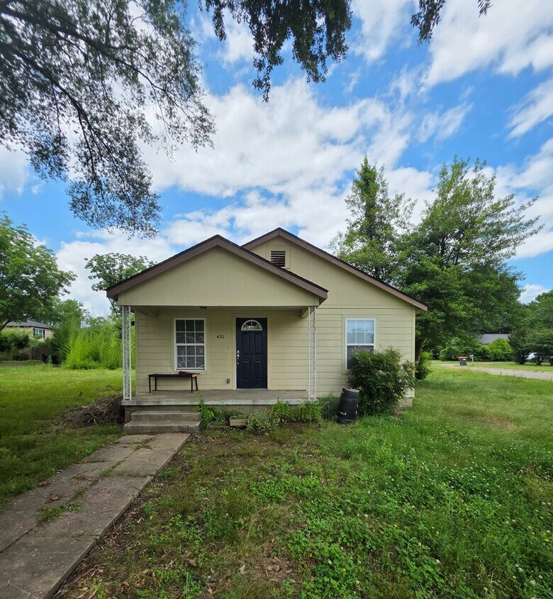 Foto principal - 421 E F St