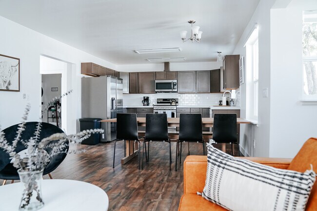 Preciosa mesa para 8 personas. - 525 8th Ave W