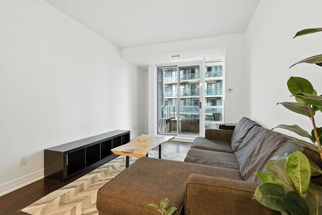 Photo du bâtiment - 500 St Clair Ave W