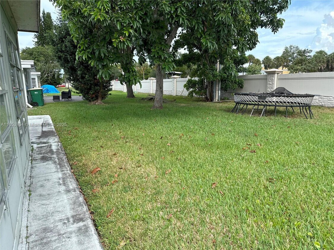 Building Photo - 7014 NW 57th Ct