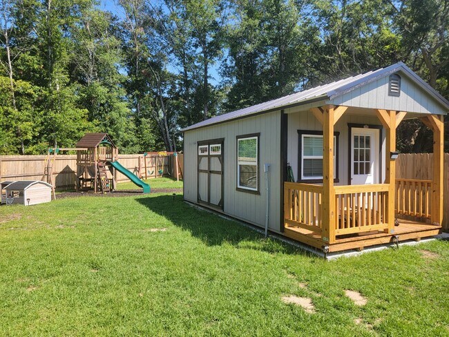 Building Photo - "Charming 3-Bed Home with Air conditioned ...