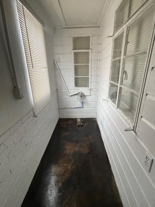 Building Photo - Duplex For Lease