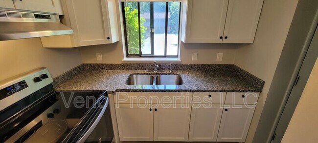 Building Photo - 40 McIntyre St