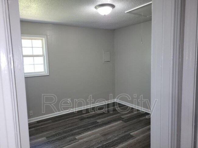 Building Photo - 409-411 S Front St