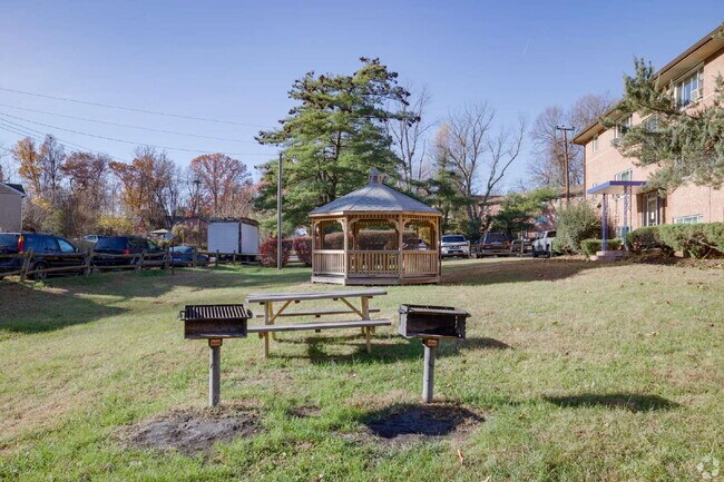 Building Photo - 2 Bedroom Apartment in Convenient Woodbridge Location – Friendship Place Apartments