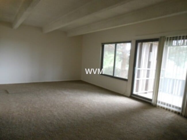 Building Photo - Dayton Green Condo