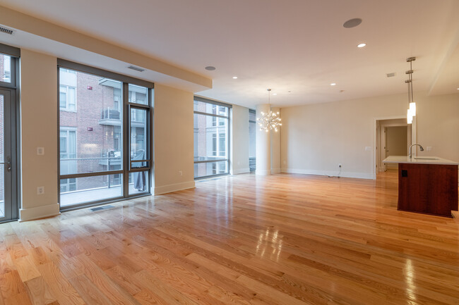 Dining area - 601 N Fairfax St