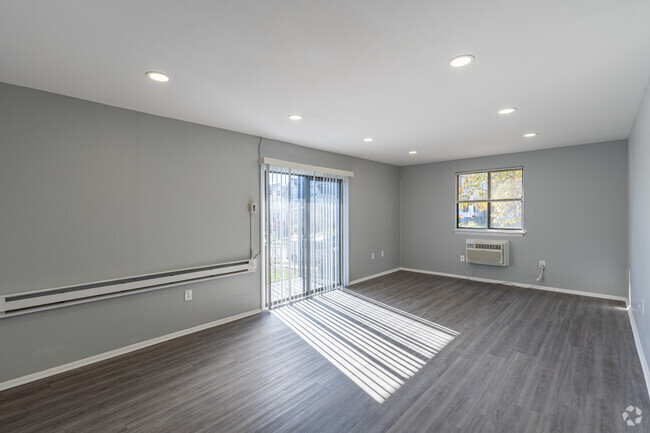 1 BR, 1 BA - 750SF - Living Room - Washington Woods