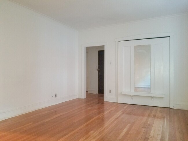 Building Photo - 2142 W Berteau Ave