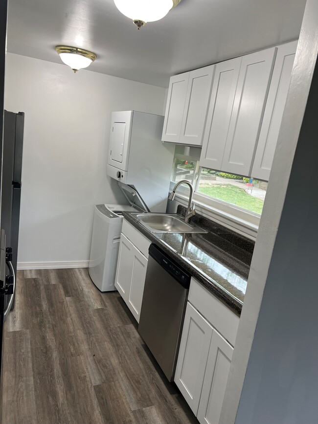 Building Photo - Franklin Square Townhomes
