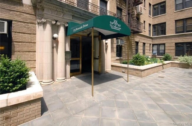 Foto del edificio - 779 Riverside Dr