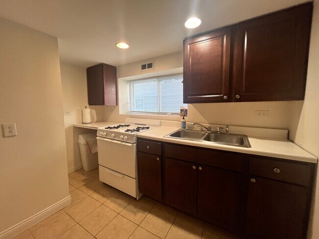 Foto del edificio - 4741 W Byron St