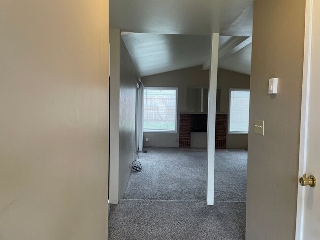 Building Photo - Nice 3 Bedroom 1.5 Bathroom Home w/Large fully Fenced Back Yard