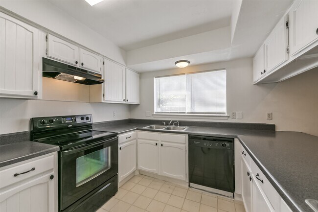 Building Photo - 2203 Riverford Dr