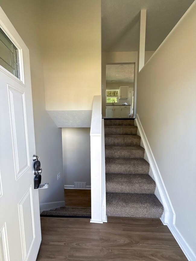 Foto del edificio - Spacious 5BR Bi-Level Home w/ Deck & Fence...