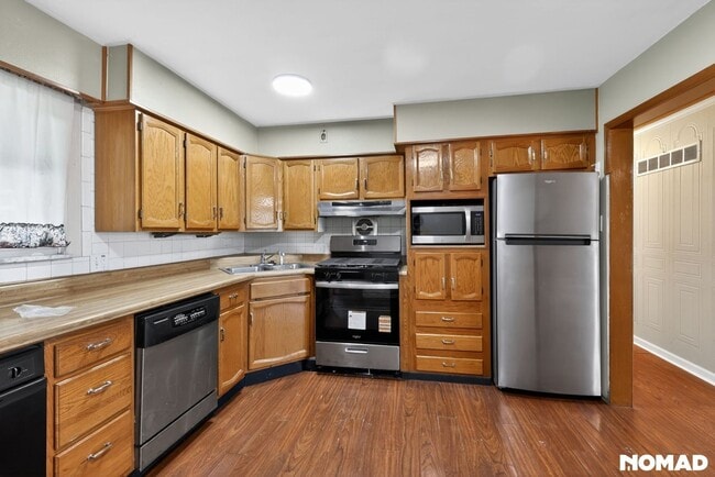 Building Photo - 1550 Moellering Dr