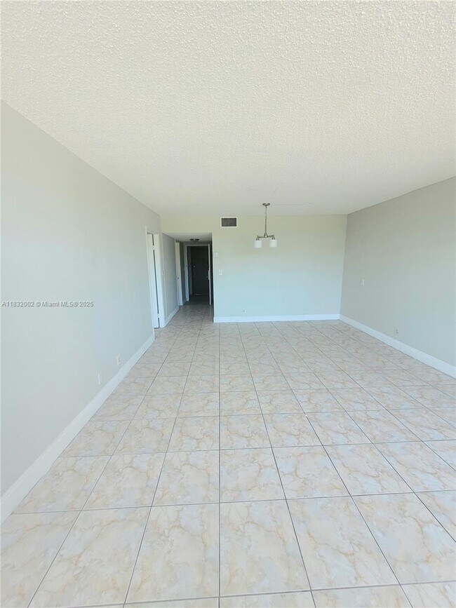 Foto del edificio - 2025 NE 164th St