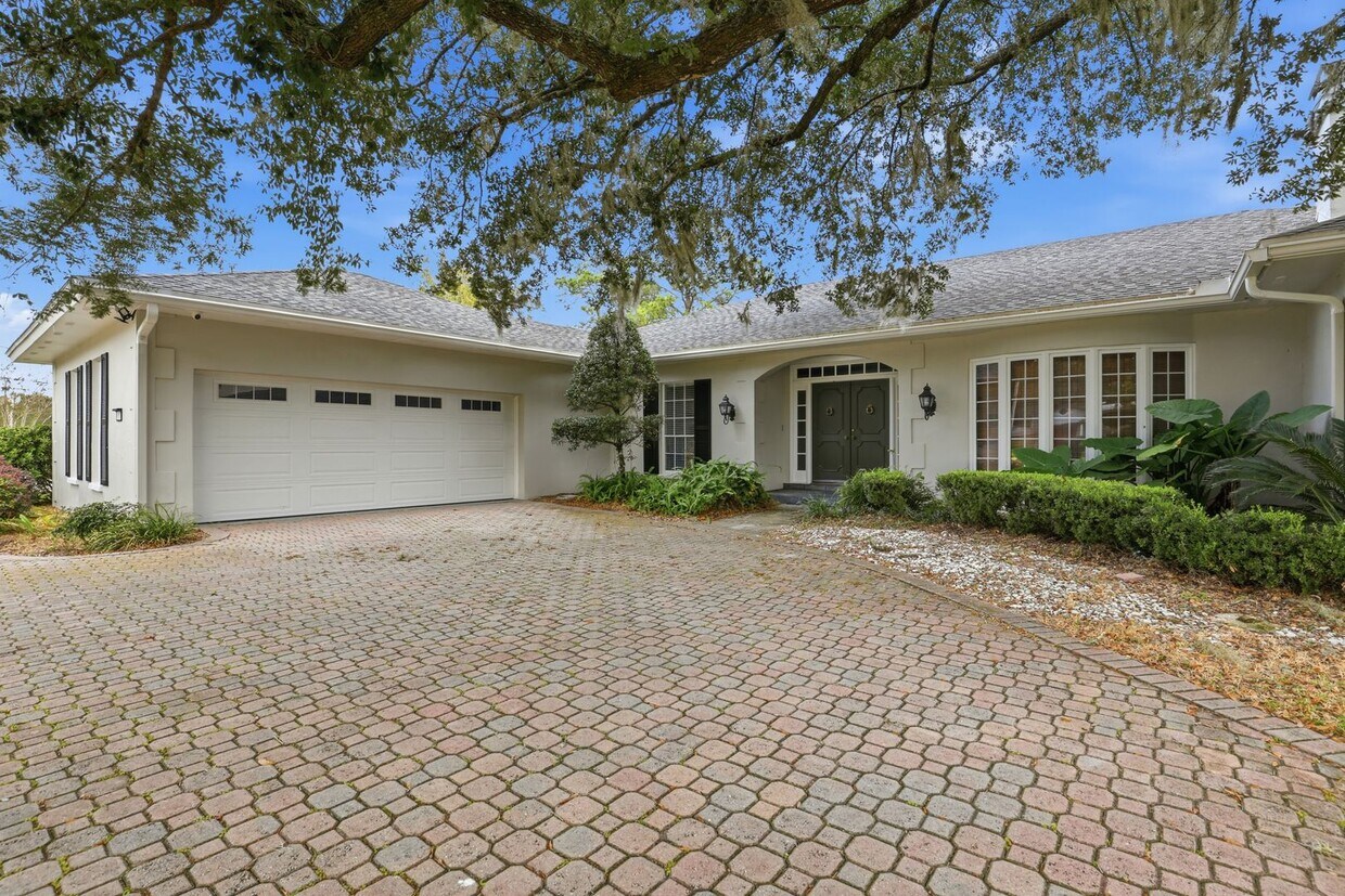 Foto principal - 3 Bed 3.5 Bath Gainesville Golf and Country Club Beauty