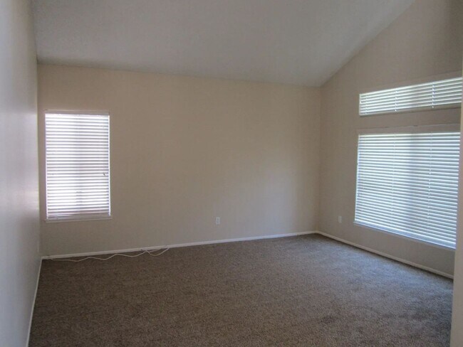 Foto del edificio - Nice 3 BR in Great MoVal Neighborhood