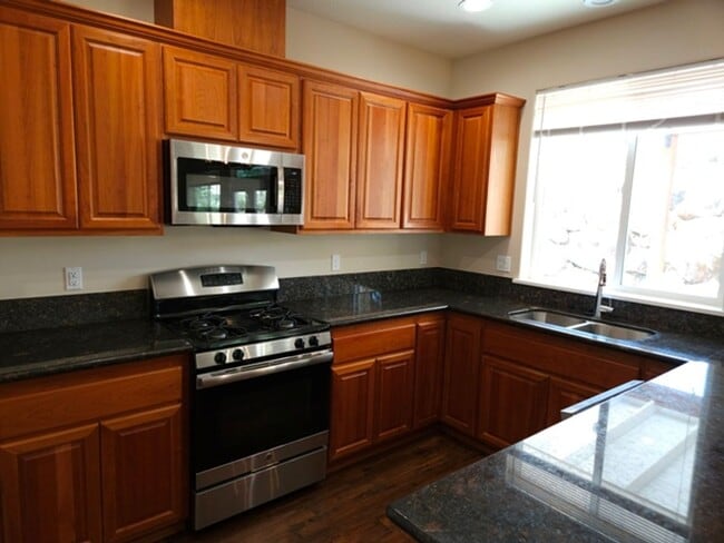 Building Photo - 4Bd/2.5Ba Two Story House - Available to View!