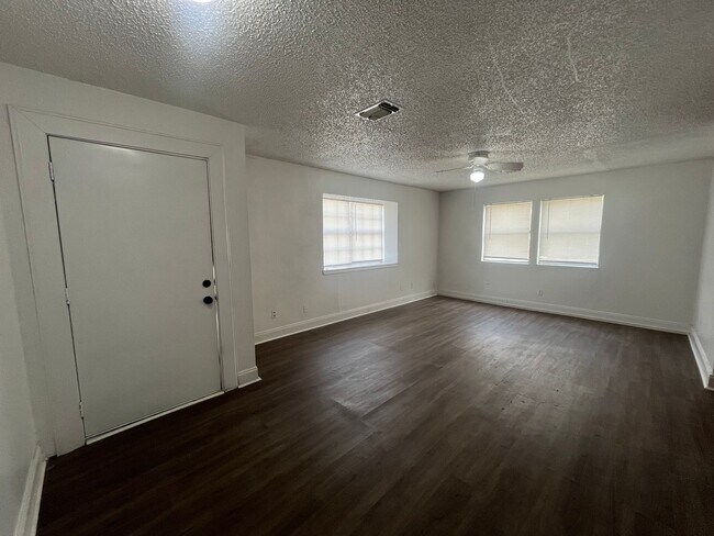Building Photo - 401 Riverdale Dr