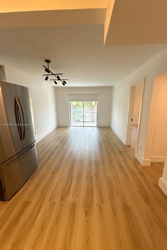 Foto del edificio - 445 SW 11th St