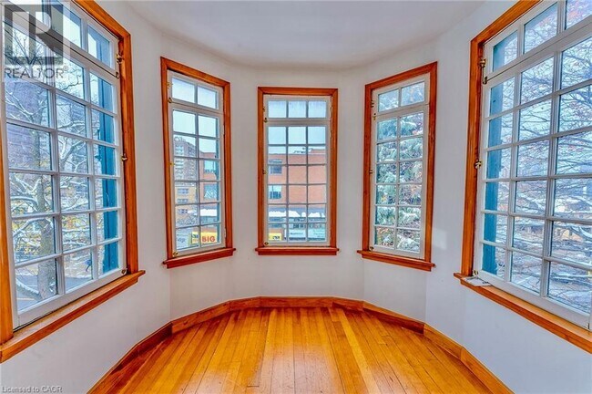 Photo du bâtiment - 183 James St S