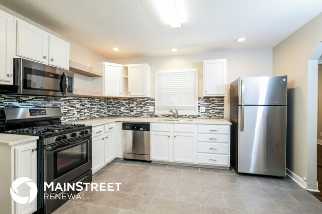 Building Photo - 1405 Country Club Dr