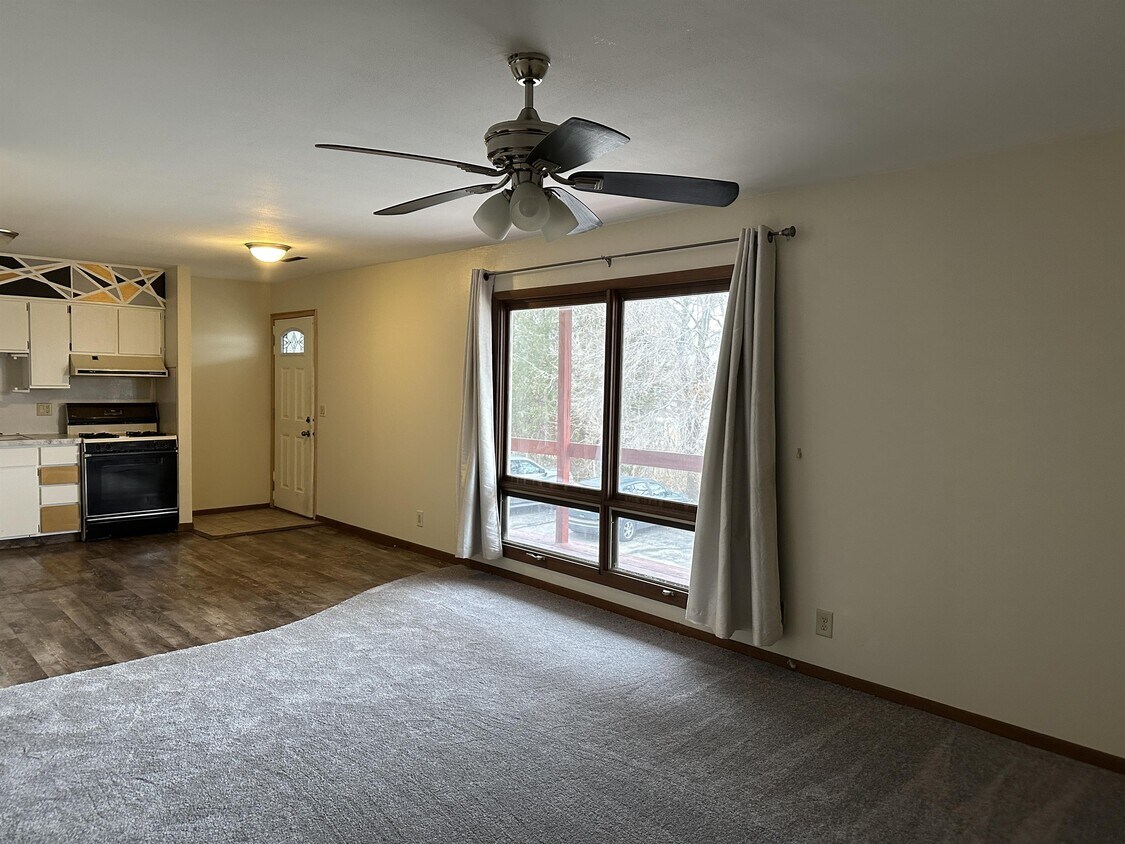 503 N Walnut Ave Unit 1/2, Freeport, IL 61032 Apartment for Rent in Freeport, IL
