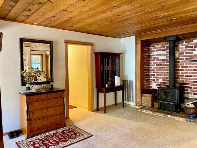 Building Photo - 10735 Pine Hill Dr