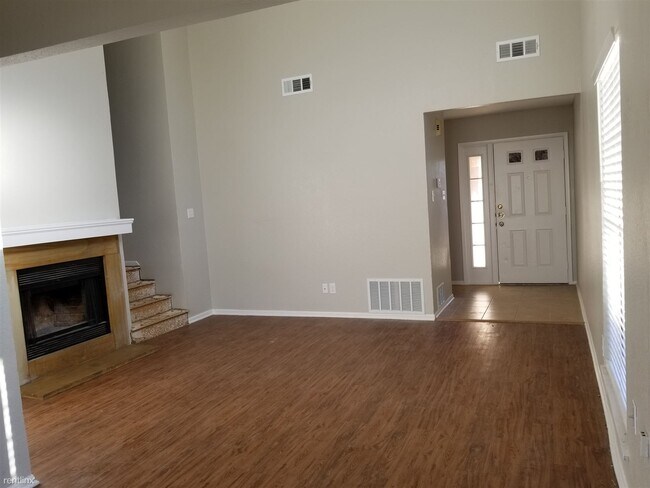 Building Photo - 2 br, 2 bath Triplex - 616 Lost Springs Co...