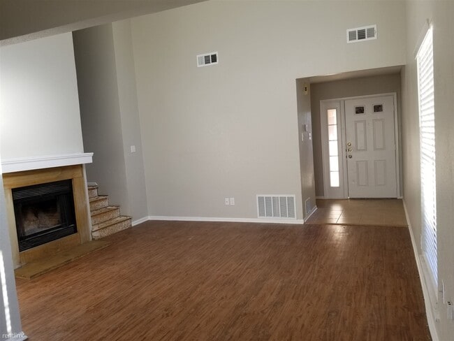 Foto del edificio - 2 br, 2 bath Triplex - 616 Lost Springs Co...