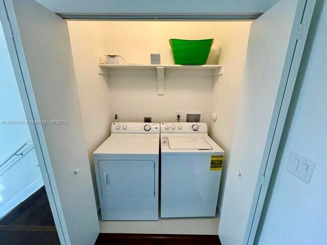 Building Photo - 2 bedroom in Aventura FL 33180
