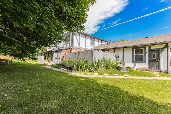 Building Photo - 3640 N Mitthoefer Rd