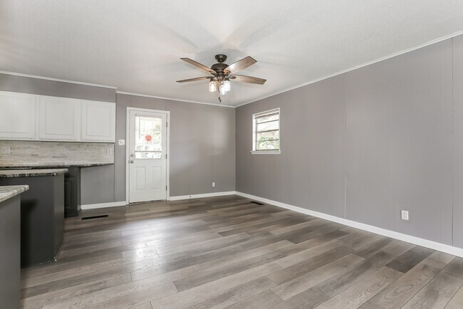 Foto del edificio - 7817 Powell Dr