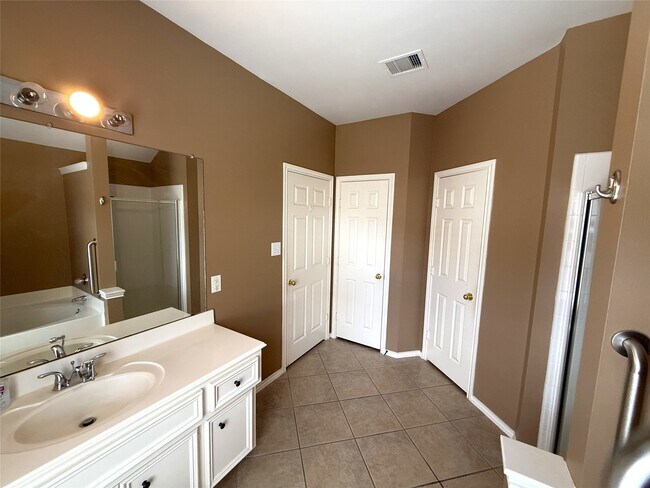 Foto del edificio - 3906 Eastland Lake Dr