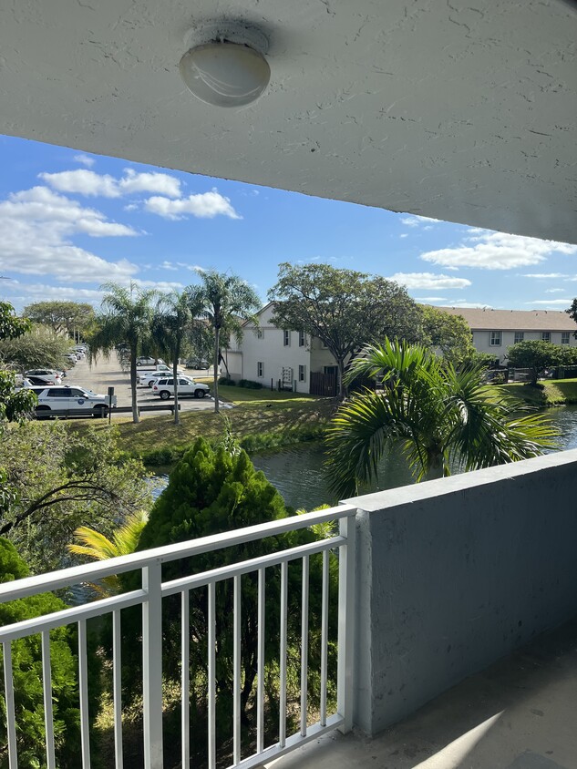 Balcony entire length of the unit - 9375 Fontainebleau Blvd