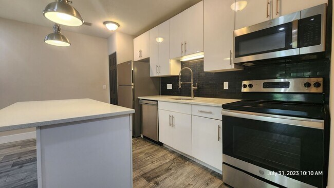 Building Photo - Anic Groves***Two Bedroom, Two Bath***Coming Soon!***Webster Groves**In Unit Washer & Dryer***Pat...