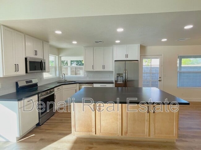 Building Photo - 2655 E Enrose St