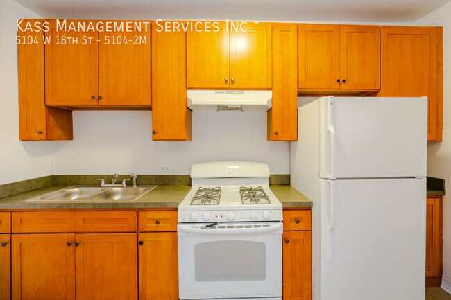 Foto del edificio - 5104 W 18th St