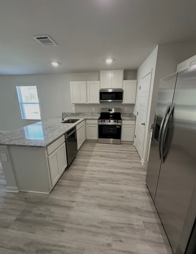 Building Photo - 35531 Forest Manor Avenue