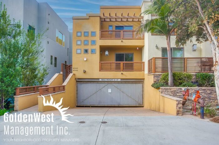 Foto principal - Coastal 3Bdm 3Ba Townhome in Pacific Beach...