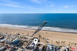 Building Photo - 3007 Ocean Front Walk